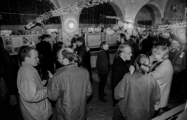 Germany, Berlin, 24 November 1990, celebration of 1 year of Basis Druck, with an action for the preservation of the Prenzlauer Berg municipal swimming pool, Rettet das Stadtbad