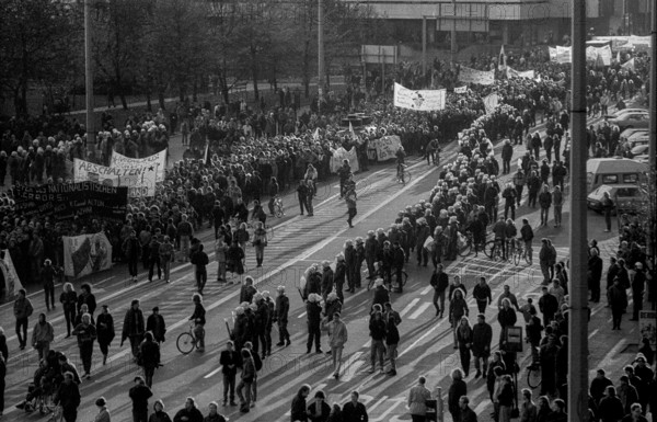 Germany, Berlin, 3 November 1990, Autonomous demonstration in East Berlin, Karl-Liebknecht-Straße