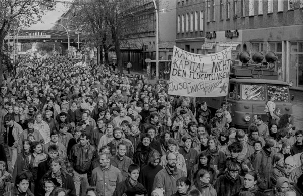 Germany, Berlin, 9 November 1991, demonstration on 9 November (Reichskristallnacht), in Kastanienallee