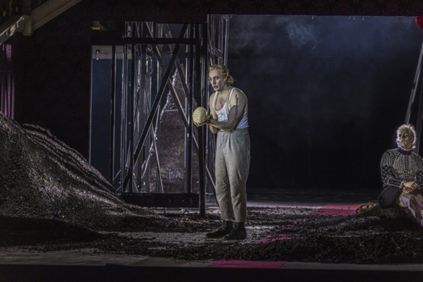 Hamlet' by Ambroise Thomas is an almost 150-year-old opera based on the play of the same name by William Shakespeare, staged by Nadja Loschky and conducted by Marie Jaquot. Media rehearsal from 12.04.2023 at the Komische Oper Berlin Performers: Tijl Faveyts: King of Denmark. Karolina Gumos: Queen Gertrude. Huw Montague Rendall: Hamlet. Jens Larsen: The Ghost. Stephen Bronk: Polonius. Liv Redpath: Ophélie. José Simerilla Romero: Laërte. Frederic Jost: Horatio. Johannes Dunz: Marcellus