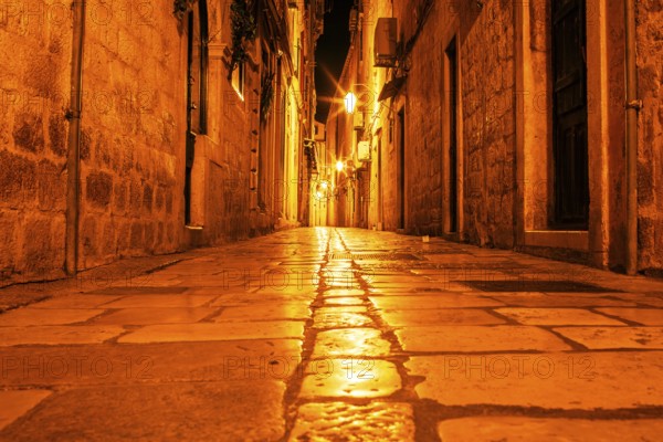 Alley in the old town centre of Dubrovnik, night shot, Dubrovnik, Dalmatia, Croatia