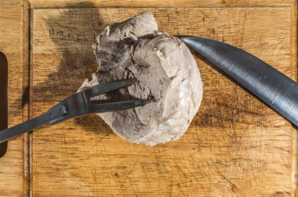 Schneiden von gekochtem Fleisch