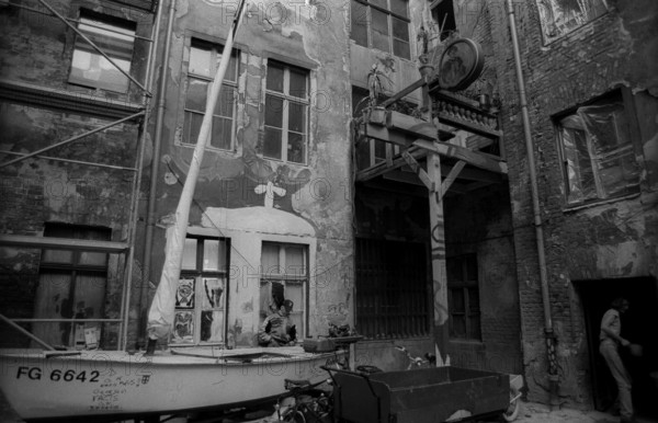 Germany, Berlin, 30 November 1991, boat and squatters, in the courtyard of the squatted house Dunckerstraße 13/14