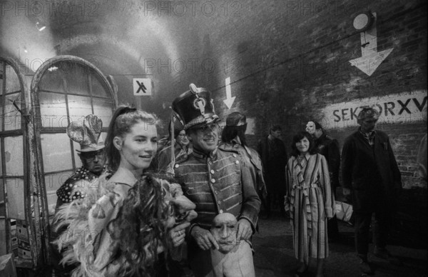 Germany, Berlin, 18.10.1991, shooting of the film The Visitor, in the cellar of the former brewery on the Pfefferberg, small actors (KD), extras, (director: Dvor Zahavi Israel, camera: Matthias Zschiedel, leading actor: André Hennecke)