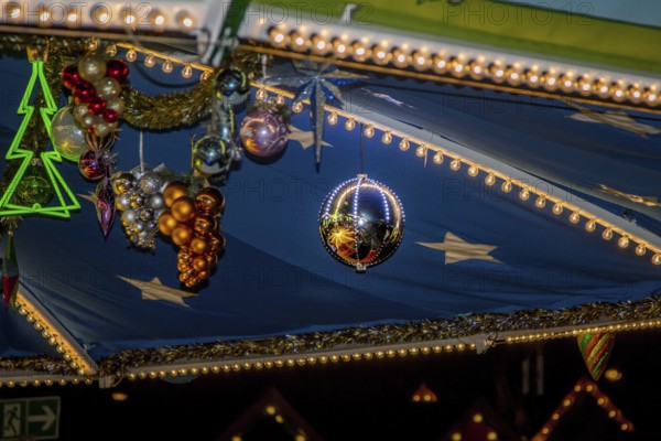 Reflexion einer Weihnachtskugel an einem festlich geschmückten Stand, Erfurter Weihnachtsmarkt Erfurt