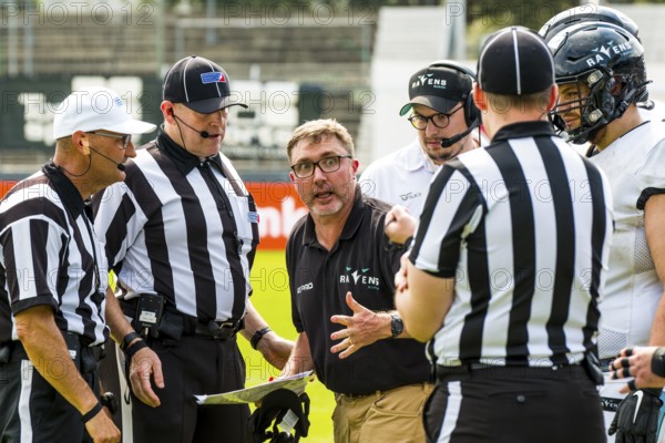 ELF/ Game : Munich Ravens at Stuttgart Surge on Aug. 13. 2023, in the Gazi Stadium, Stuttgart, Germany John Shoop/ Head Coach der Munich Ravens mit den Referees