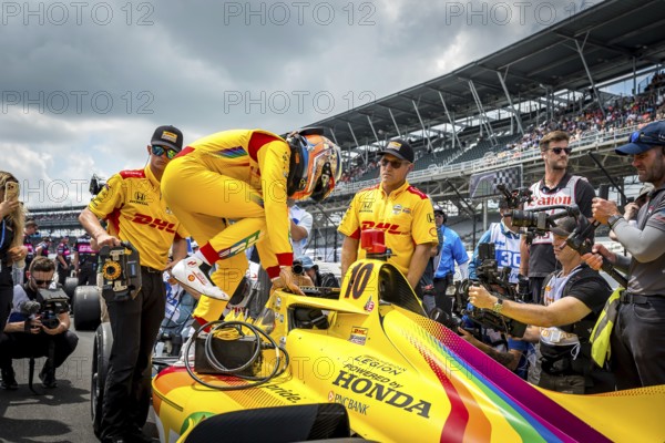 ALEX PALOU (10) of Barcelona, Spain prepares to qualify for the 108th Running of the Indianapolis 500 at the Indianapolis Motor Speedway in Speedway, IN