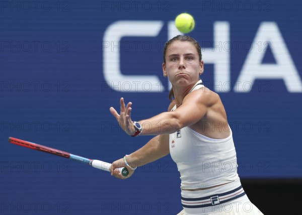 Tennis player Emma Navarro in action at the US Open 2024 Championships, Billie Jean King Tennis Center, Queens, New York, USA