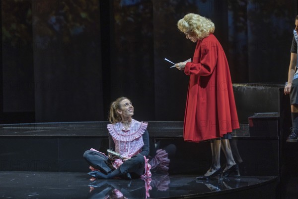Replay by Yael Ronen at the Schaubühne in Berlin. In 1988, an opera singer from the GDR stays in the West after a guest performance in Bayreuth, leaving her man and daughters behind in Dresden, which has a lasting impact on the family's life. After reunification, the sisters Lotte and Luise develop into opposing figures who repeat the conflicts and patterns of their childhood in a different form. Yael Ronen's comedy Replay shows how the past repeats itself cyclically and influences generations. It asks whether we can free ourselves from old imprints or remain trapped in endless repetition loops. Author: Yael Ronen Director: Yael Ronen Stage: Magda Willi Costumes: Amit Epstein Music: Yaniv Fridel / Ofer (OJ) Shabi Video: Stefano Di Buduo Lighting: James Farncombe Dramaturgy: Nils Haarmann / Irina Szodruch With: Christoph Gawenda, Carolin Haupt, Eva Meckbach, Ruth Rosenfeld, Renato Schuch Media rehearsal from 12.12.2024 in Berlin, Berlin