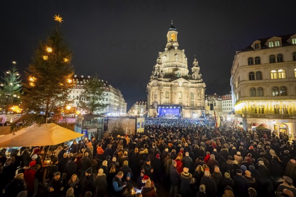 32nd Christmas Vespers and historic Christmas market on Neumarkt square in front of the Frauenkirche. According to the organisers, around 13, 000 people gathered for the traditional open-air vespers. Saxony's Protestant Bishop Tobias Bilz called for peace and humanity in his sermon. Dresden, Saxony, Germany