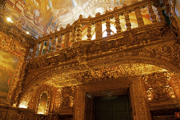 Carvings decorated with gold leaf above the altar of the Church of St Anto, Igreja de Santo Antonio, Lagos, Algarve, Portugal