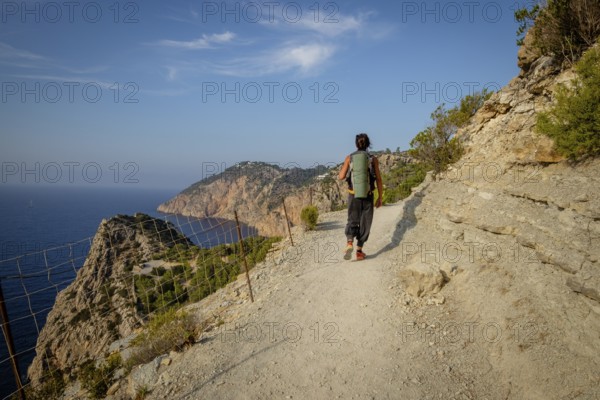 Wanderer auf dem Wanderweg Es Portitxol, Gemeinde Sant Joan de Labritja, Ibiza, Balearische Inseln, Spanien