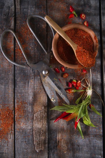 Presentation of chili with the use of scissors and ground