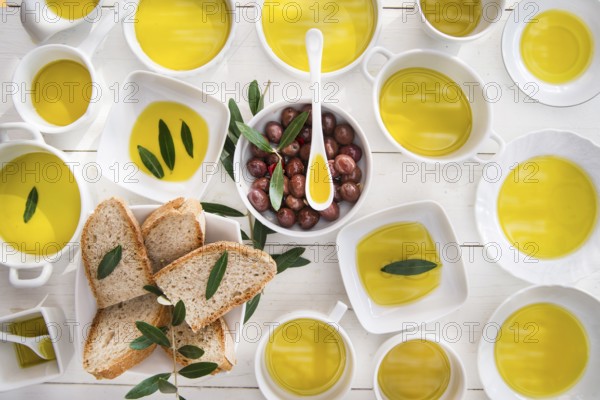 Presentation of wholemeal bread and olives with olive oil