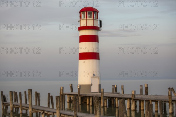Leuchtturm im Morgenlicht, Langzeitbelichtung, Podersdorf am See, Neusiedlersee, Burgenland, Österreich