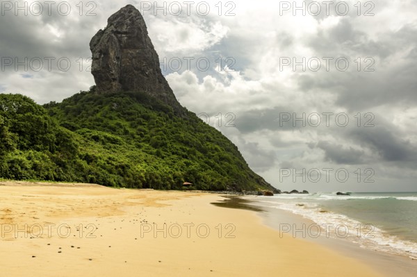 Fernando de Noronha, Brasil. Turquoise water around the Two Brothers rocks, UNESCO World Heritage Site, Brazil, South America