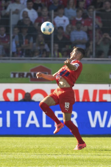 Football match, Marvin PIERINGER1.FC Heidenheim takes the ball with his chest, Voith-Arena football stadium, Heidenheim