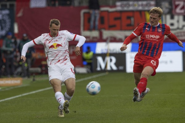 Football match, Mikkel KAUFMANN 1.FC Heidenheim right is too late, Lukas KLOSTERMANN RB Leipzig left crosses to the right, Voith-Arena football stadium, Heidenheim
