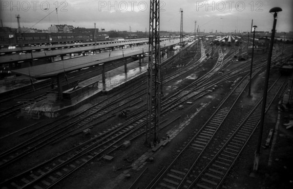 Germany, Berlin, 03.02.1992, Lichtenberg railway station, railway tracks, platform