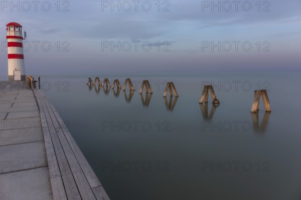 Morgenstimmung am See, Leuchtturm und Poller im Neusiedlersee, Podersdorf, Burgenland, Österreich