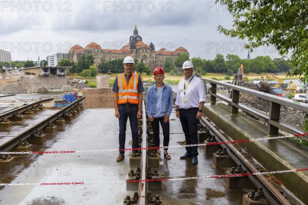 Following the partial collapse of the Carola Bridge, demolition work is continuing. The bridge has now been crushed and almost completely removed. Dresden Mayor Dirk Hilbert (r.), Head of Road Construction Simone Prüfer and Holger Jackl, authorised signatory Hentschke Bau), Dresden, Saxony, Germany