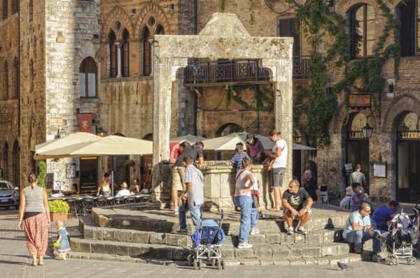 Tourists at the Cisterna, San Gimignano, Tuscany, Italy