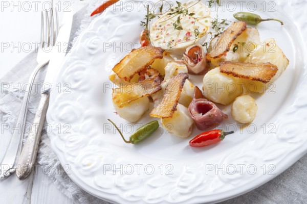 Jerusalem artichoke au gratin with ham and chili