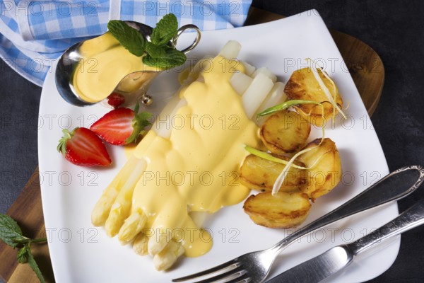 Asparagus, hollandaise sauce and baked potatoes