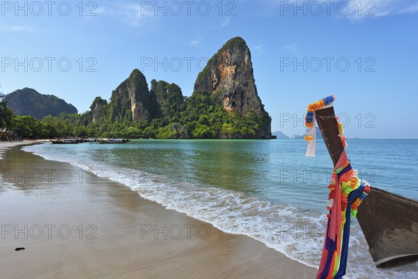 Beach, surf, ocean, sky ... Island in the Gulf of Thailand, the tourist season