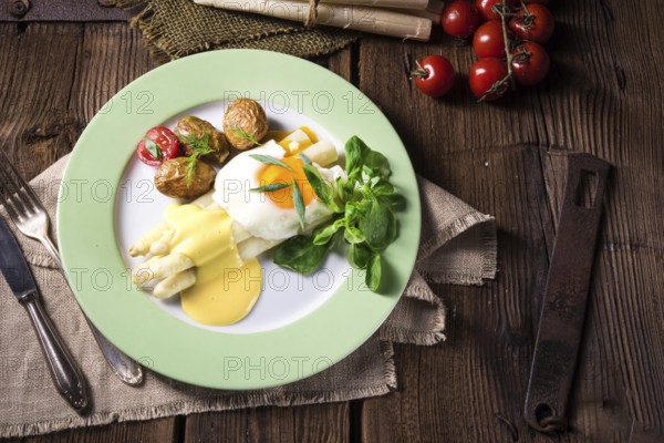 Asparagus with fried egg