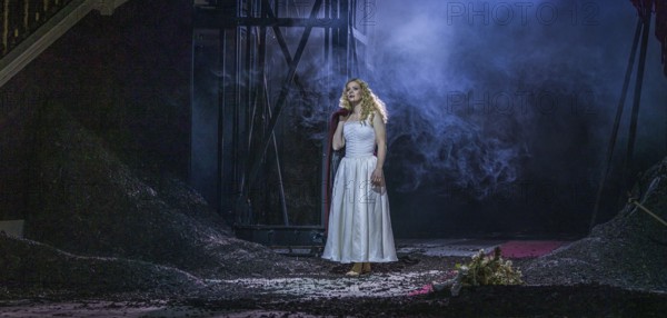 Hamlet' by Ambroise Thomas is an almost 150-year-old opera based on the play of the same name by William Shakespeare, staged by Nadja Loschky and conducted by Marie Jaquot. Media rehearsal from 12.04.2023 at the Komische Oper Berlin Performers: Tijl Faveyts: King of Denmark. Karolina Gumos: Queen Gertrude. Huw Montague Rendall: Hamlet. Jens Larsen: The Ghost. Stephen Bronk: Polonius. Liv Redpath: Ophélie. José Simerilla Romero: Laërte. Frederic Jost: Horatio. Johannes Dunz: Marcellus