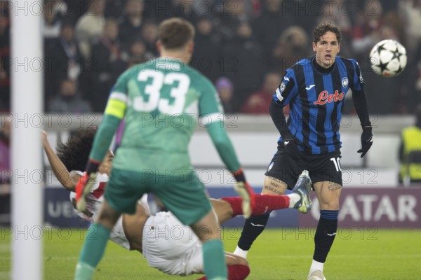 Football match, Nicolo' ZANIOLO Atalanta Bergamo right, concentrates as Anrie CHASE VFB Stuttgart defends the ball in front of him with an outstretched leg, goalkeeper Alexander NÜBEL VFB Stuttgart is ready to defend the ball, Stuttgart Arena, Stuttgart