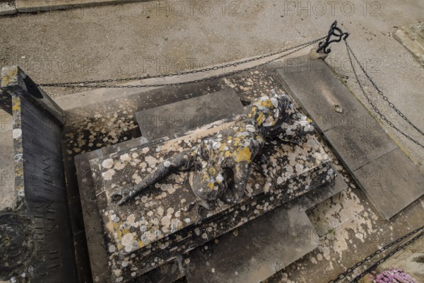 Heartbroken woman sculpture, Tomàs Vila, grave of the Garau de Son Pons family, Llucmajor cemetery, Mallorca, Balearic Islands, Spain