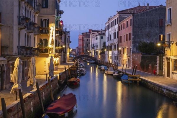Morgenstimmung, Boote in einem Kanal, blaue Stunde in der Morgendämmerung, Langzeitbelichtung, Venedig, Italien
