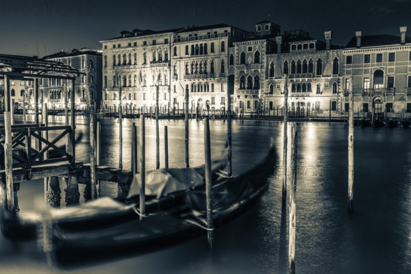 Venetian gondolas, boat dock at the customs office on the Grand Canal, Gondola Traghetto Dogana, long exposure, night shot, Venice, Veneto, Italy