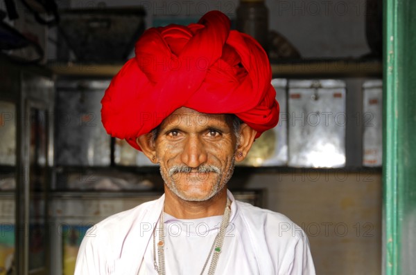 Ranakpur, Ranakpur, Rajasthan, Man with red turban in traditional clothes and silver jewellery, Rajasthan, North India, India
