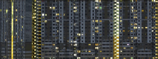 Moderne Wohnung Gebäude in der Nacht . Fassade eines modernen Apartmentgebäudes