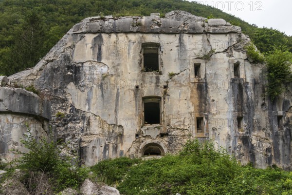 The Koro?ka fort on the slope of Mt. Rombon was built as a support to the Klu?e Fort, between years 1897 and 1900, i.e. in Austria-Hungary. Med prvo svetovno vojno je bila zaradi silovitega italijanskega obstreljevanja mo?no po?kodovana. Today, informative signs have been placed next to the debris of the fort. Access to Fort Hermann: By foot, from the Klu?e Fort, on a wide marked route, which is carved into a rocky slope, through a 100 m long illuminated stone tunnel and then on the left path that climbs the Rombon. The walk to the fort takes a little less than half an hour