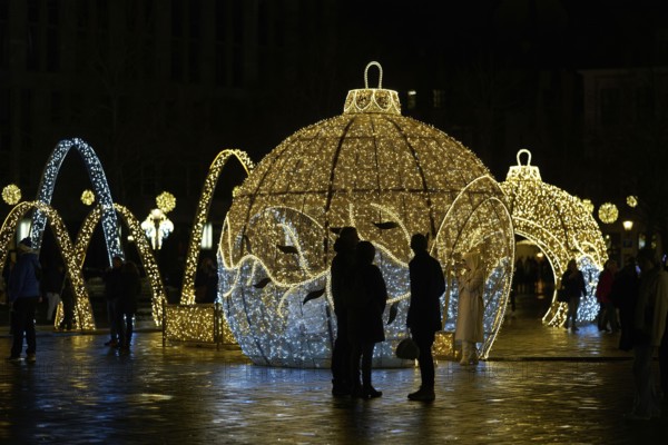 Christmas decorations with visitors on the cathedral square in Magdeburg