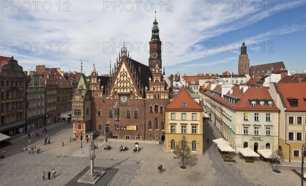 View from the east, tracery gable around 1500, astronomical clock 1580, Gothic oriel of the town hall chapel below, pillory 1492 on the left, St Elisabeth's Church on the right