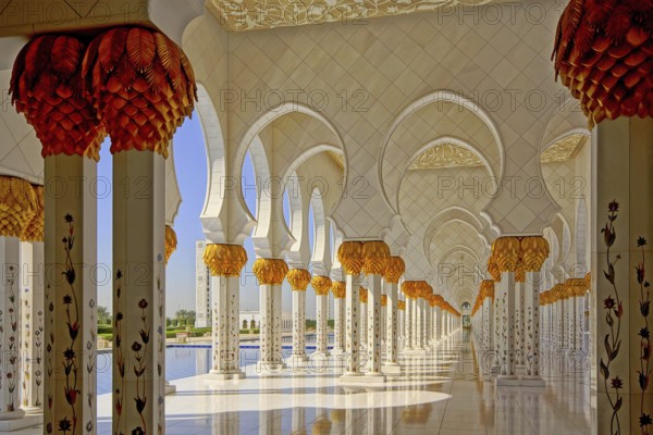 Sheik Zayed Mosque, Sheikh Zayed Mosque, Grand Mosque, Abu Dhabi, Middle East, Emirate, United Arab Emirates, UAE, island in the Persian Gulf, peninsula, colonnade