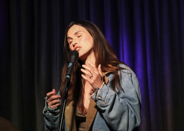 Rainey Qualley at An Exclusive Evening Celebrating OFF THE RECORD Featuring a Special Performance by Rainey Qualley held Hotel Cafe in Hollywood, USA on May 8, 2025, Hollywood, CA, USA, Hollywood, California, USA
