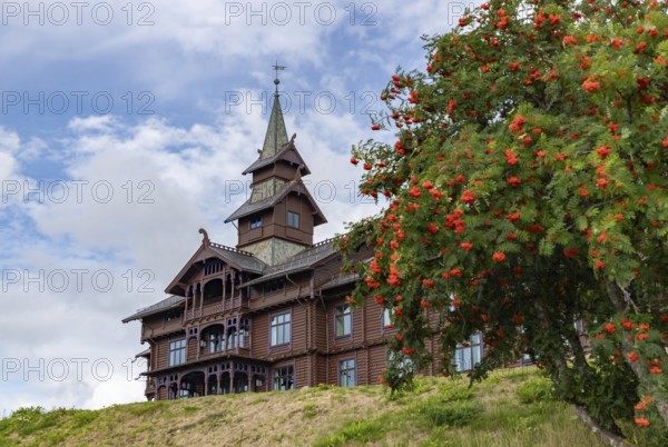 A picture of the Scandic Holmenkollen Park Hotel and a nearby flower tree