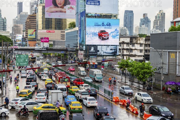 Bangkok Thailand 22. Mai 2018 Rush hour big heavy traffic jam on rainy day in busy Bangkok Thailand