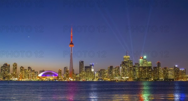 Toronto, Ontario, Canada. Jun 4, 2023. A horizontal view to a Toronto skyline during a Sumer night