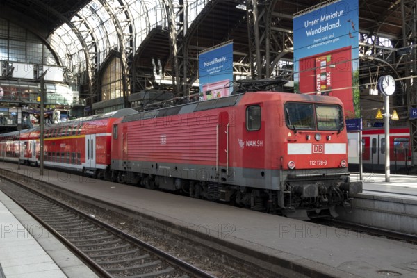 Mobility, rail travel, local transport, Nah SH Nahverkehrsverbund Schleswig-Holstein, Deutsche Bahn regional train at the main station, Hamburg, Germany