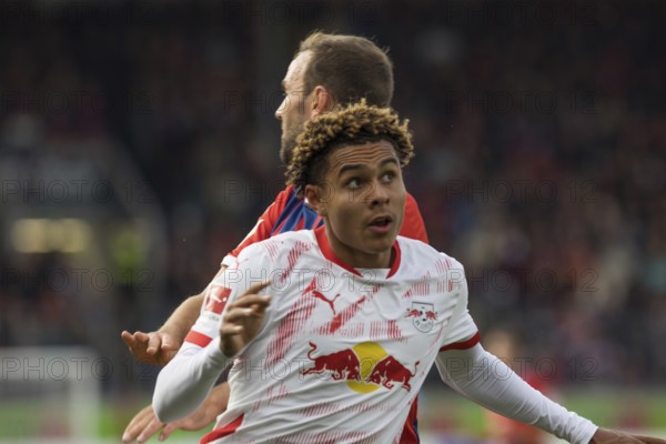 Football match, Antonio NUSA RB Leipzig in front looks up during the aerial fight with Benedikt GIMBER 1.FC Heidenheim, football stadium Voith-Arena, Heidenheim