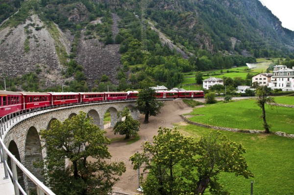 Unterhalb von Brusio besitzt die Bahn als Höhepunkt einen Kreisviadukt, der alleine der Höhengewinnung dient, Brusio, Schweiz