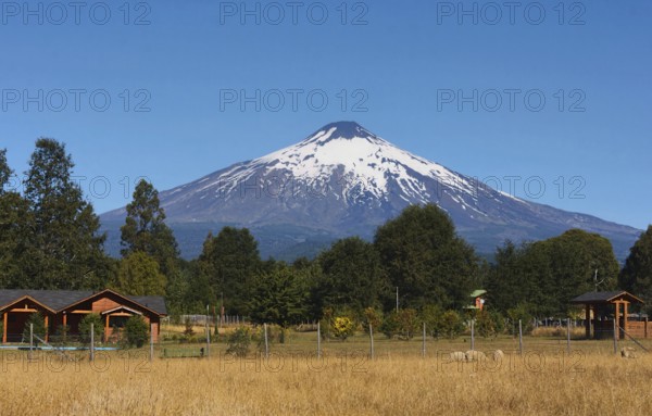 In summer Pucón and the Villarrica volcano is one of the most popular destinations for Chileans as it is located directly at the big Villarrica lake, which is much warmer than the South Pacific with up to 22°C. In spring and autumn it is less crowded and especially for hikes and volcano ascents pleasant conditions prevail.