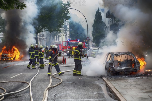 Fire brigade extinguishes burning cars on the Elbchaussee in Hamburg after the riots at the G20 summit, 2017